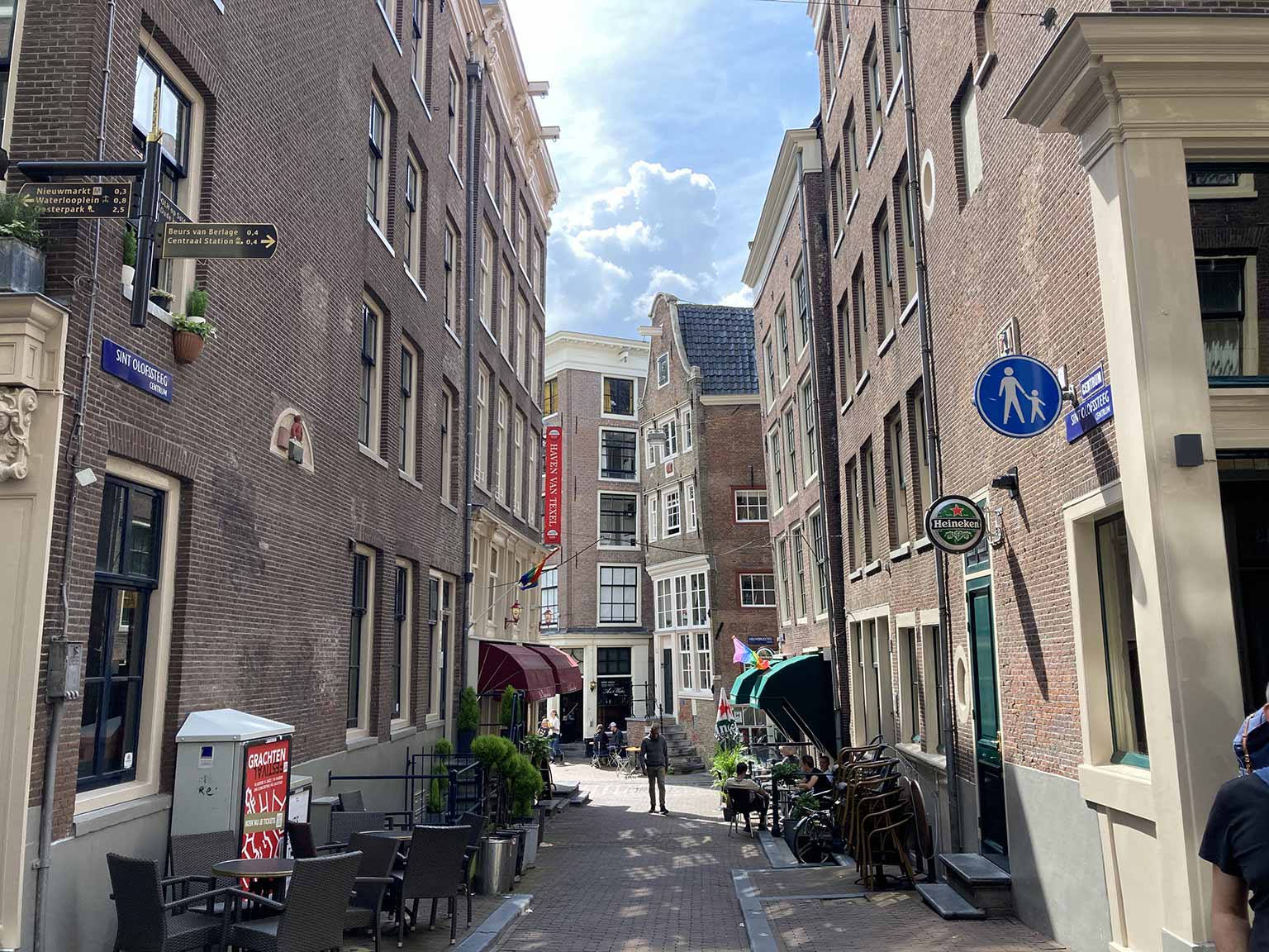Sint Olofssteeg gezien naar de Nieuwebrugsteeg, Amsterdam