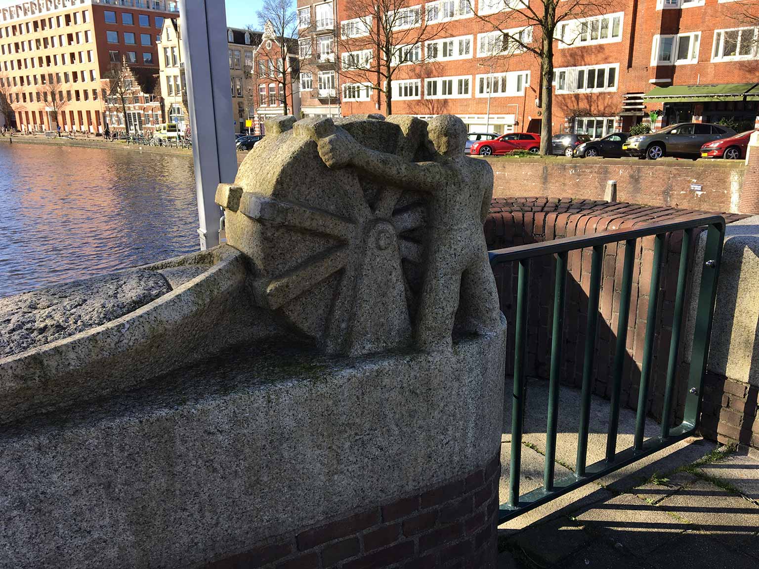 Overtoomse Sluisbrug over de Schinkel, Amsterdam, met beeld van Hildo Krop