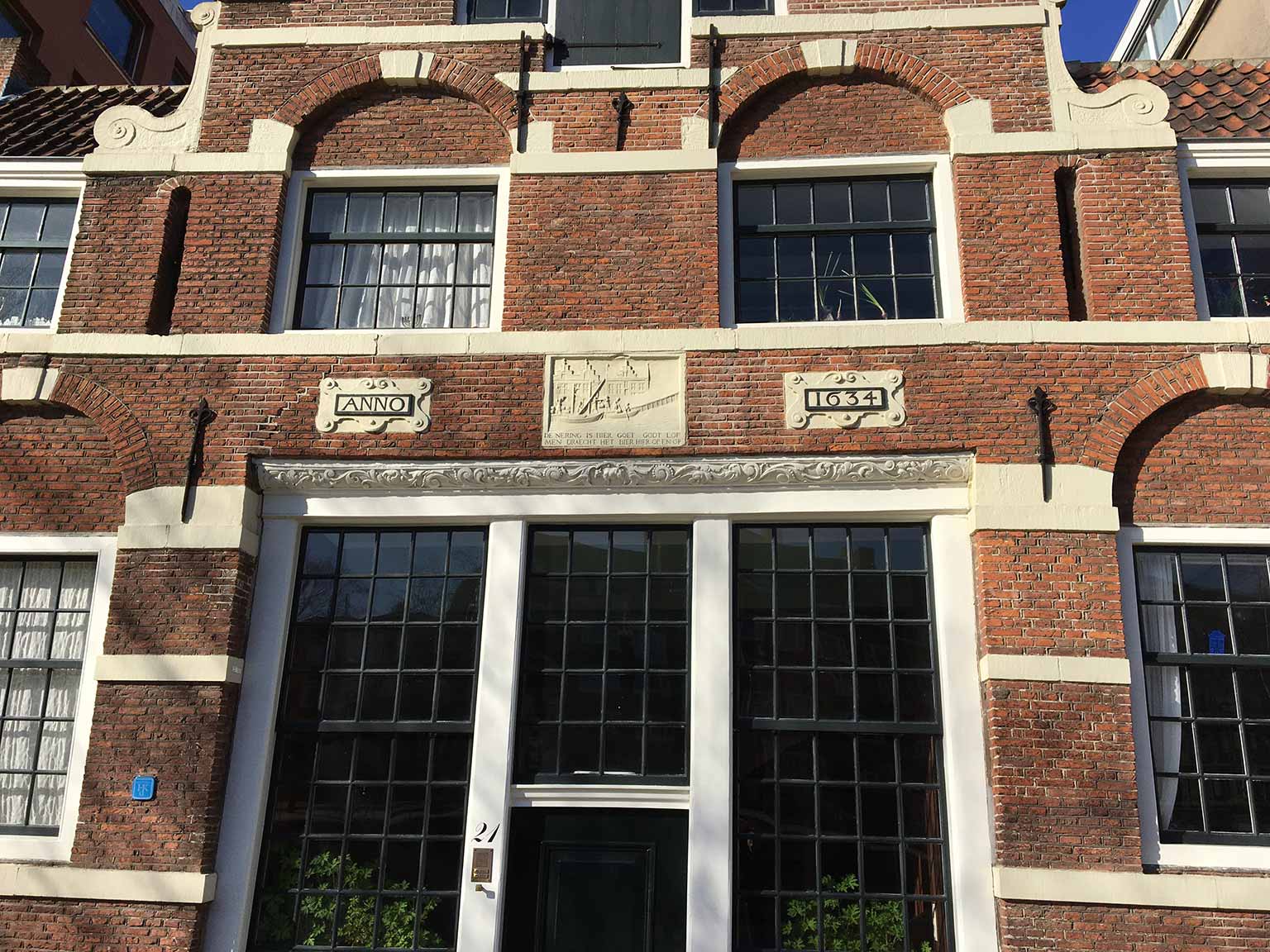 Gevelstenen op de façade van het Aalsmeerder Veerhuis, Amsterdam