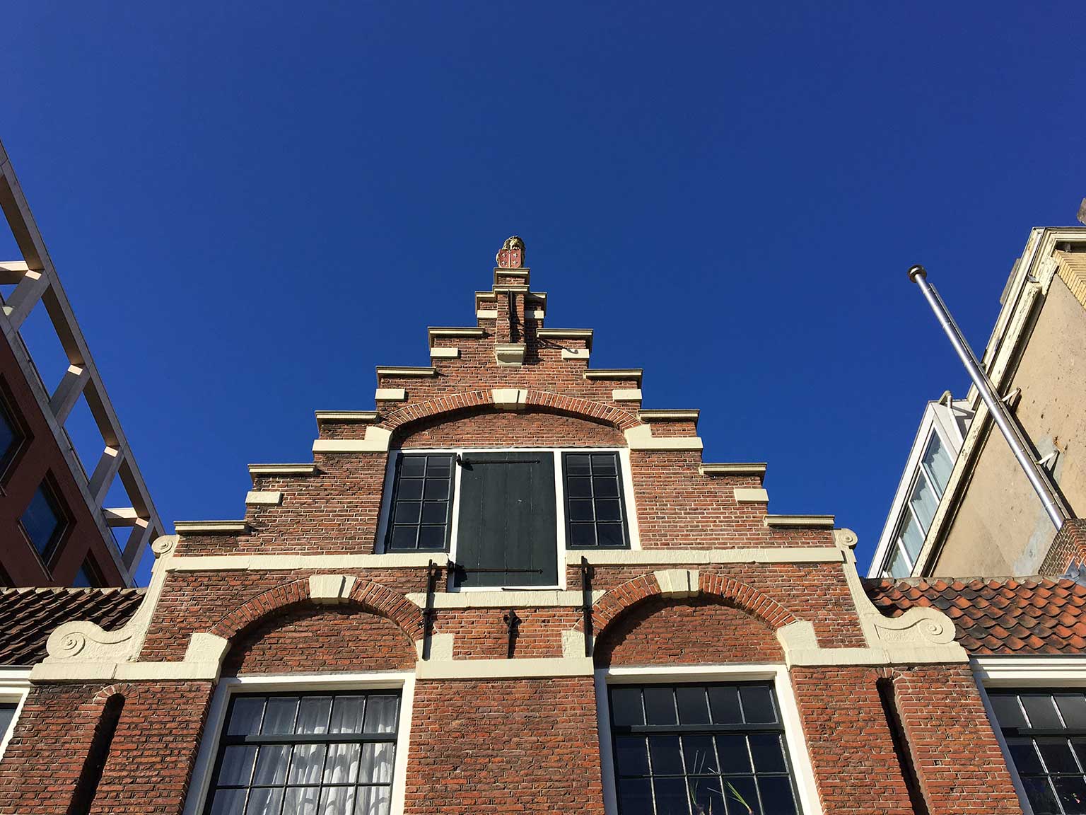 Lion with Haarlem coat of arms on the Aalsmeerder Veerhuis, Amsterdam