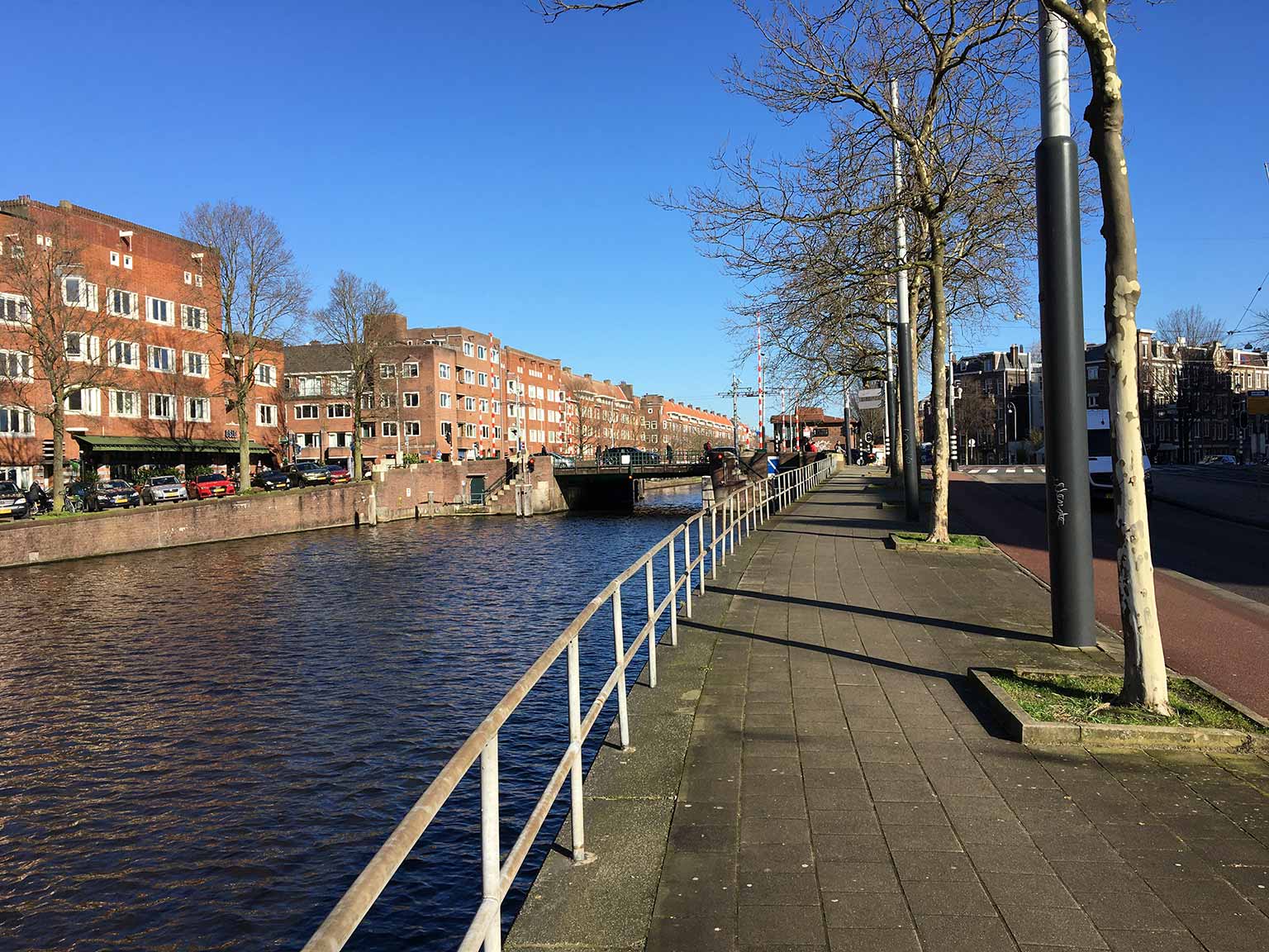 Kijkje langs de Amstelveenseweg, Amsterdam, richting Overtoomse Sluisbrug