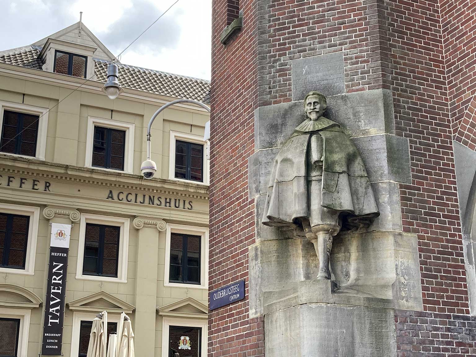 Een stukje van het Accijnshuis met een hoek van de Beurs van Berlage, Amsterdam