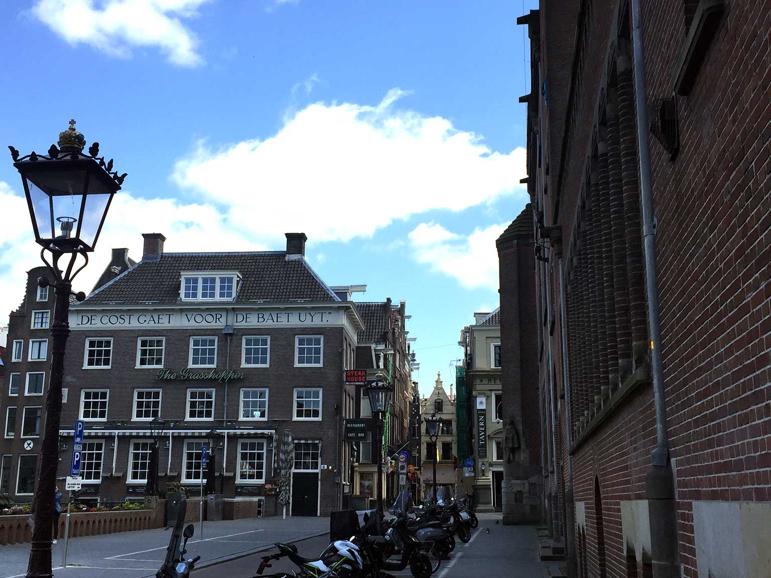 Oudebrugstreeg, Amsterdam, gezien langs de noordkant van de Beurs van Berlage