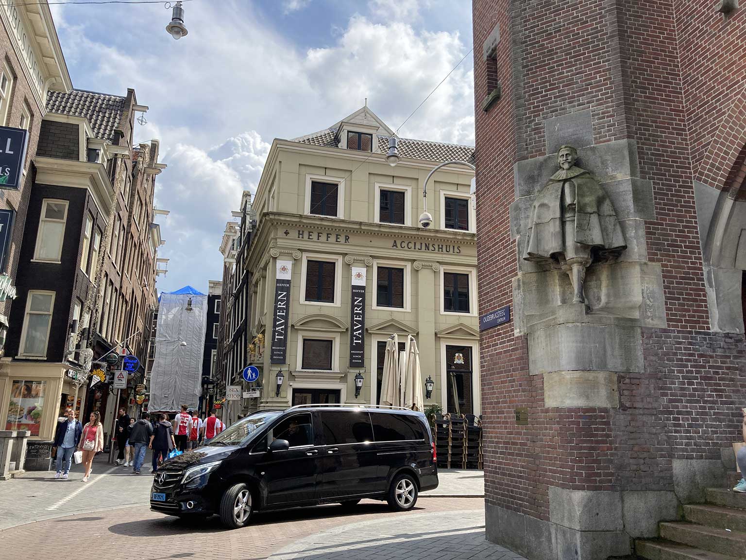 Accijnshuis, nu Café Heffer, op de Oudebrugsteeg hoek Beursstraat, Amsterdam