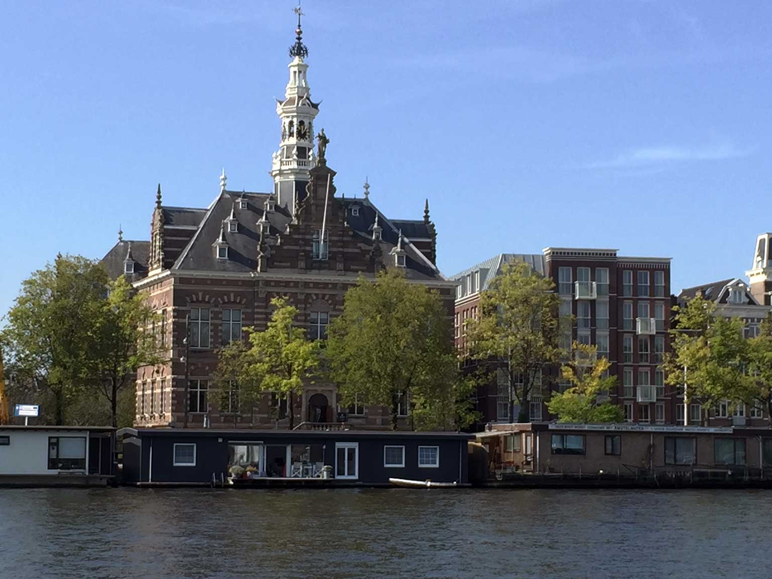 Voormalige gemeentehuis van Nieuwer-Amstel, gezien vanaf de Weesperzijde