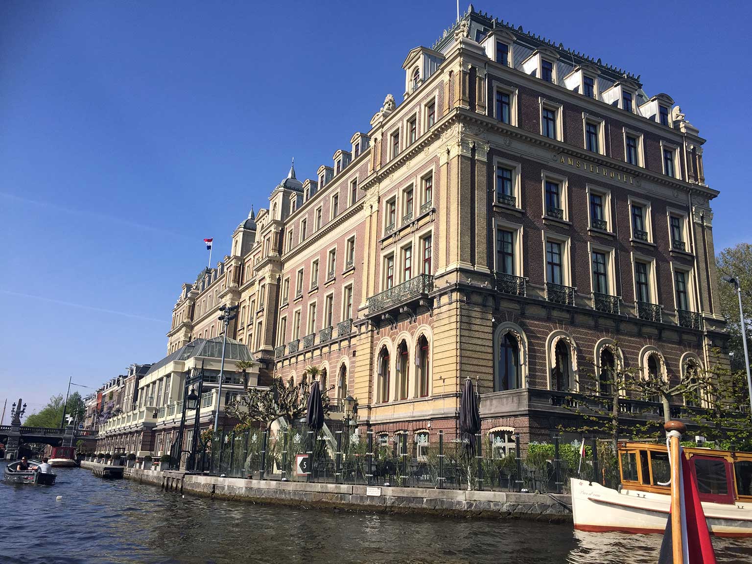 Amstel Hotel, Amsterdam, gezien vanaf het water van de Amstel