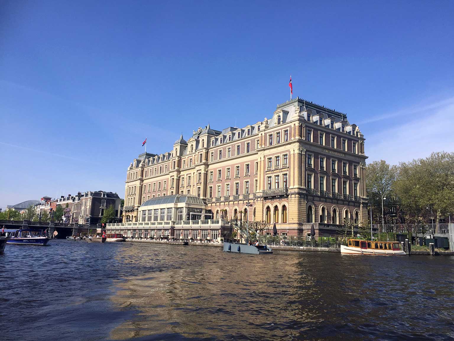 Amstel Hotel, Amsterdam, gezien vanaf de Amstel