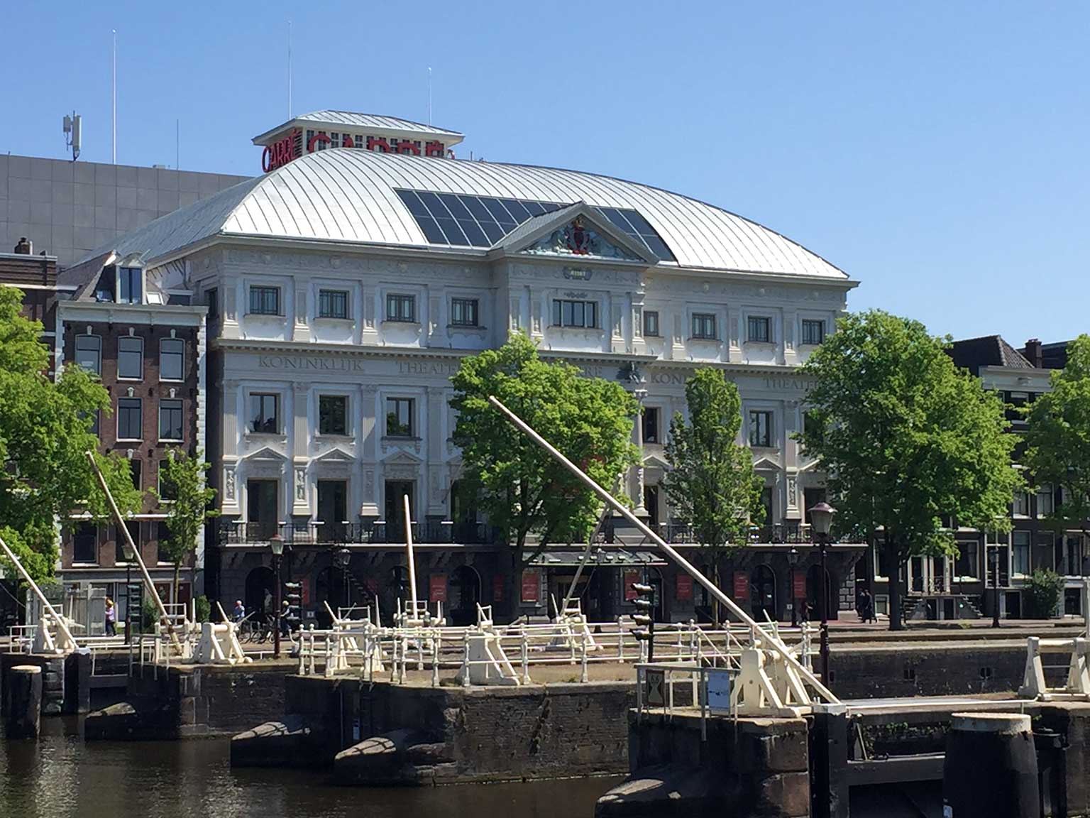 Amstelsluizen, Amsterdam, met Theater Carré op de achtergrond