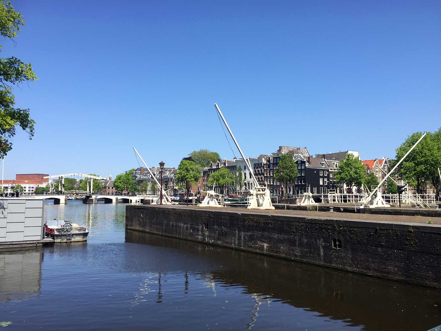 Amstelsluizen, Amsterdam, gezien naar het noordwesten