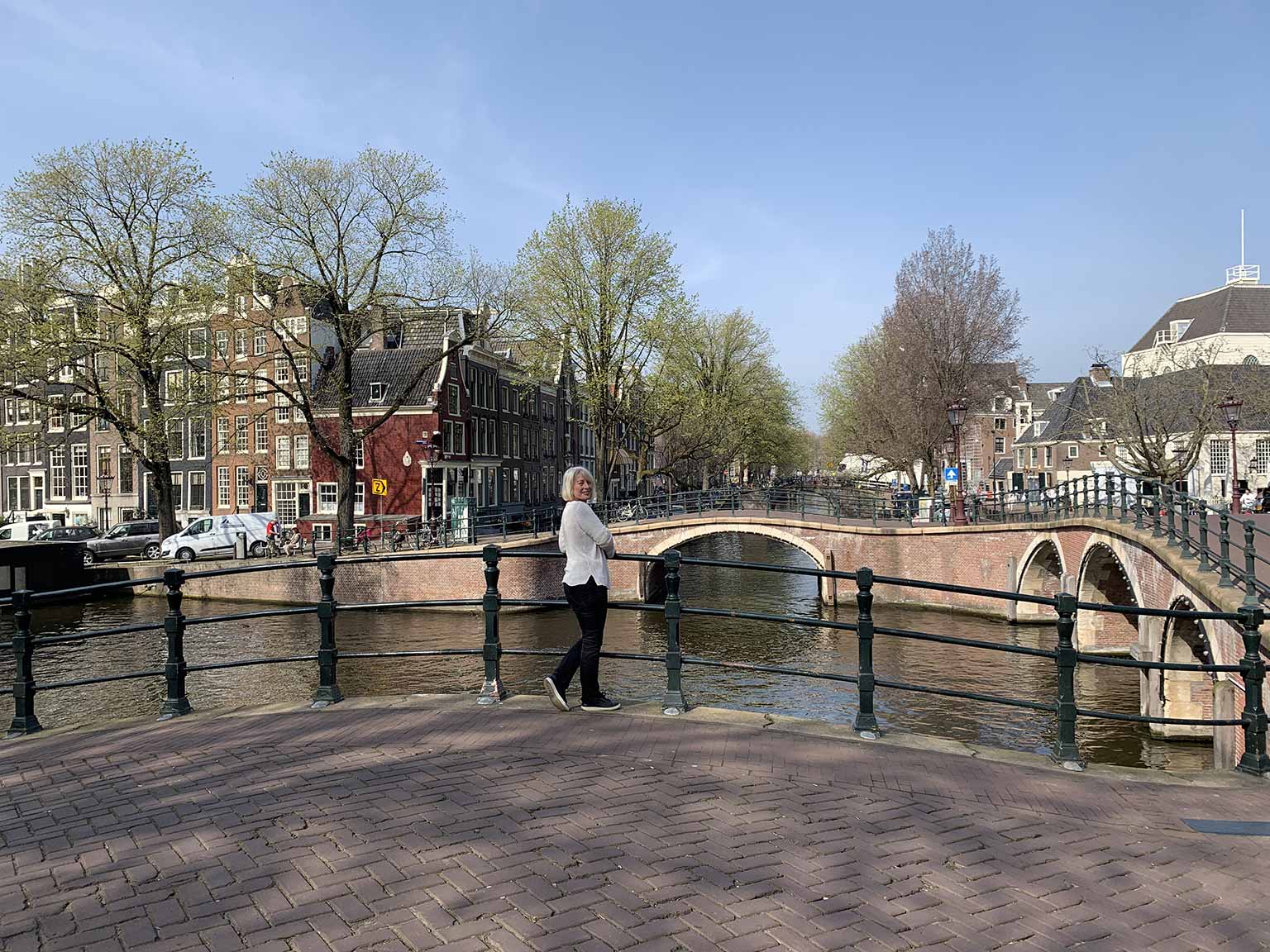 Ik sta op de Prinsengracht, Amsterdam, met de Reguliersgracht en de Amstelkerk