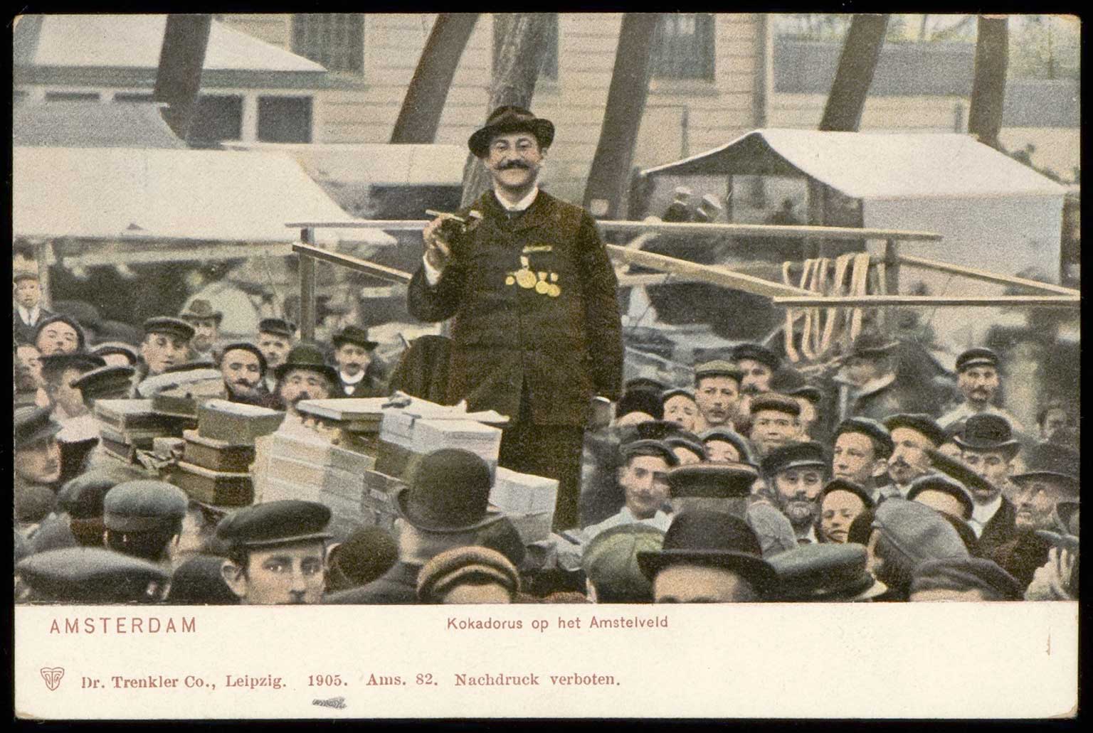 Kokadorus aan het werk op het Amstelveld, Amsterdam, ansichtkaart uit 1905