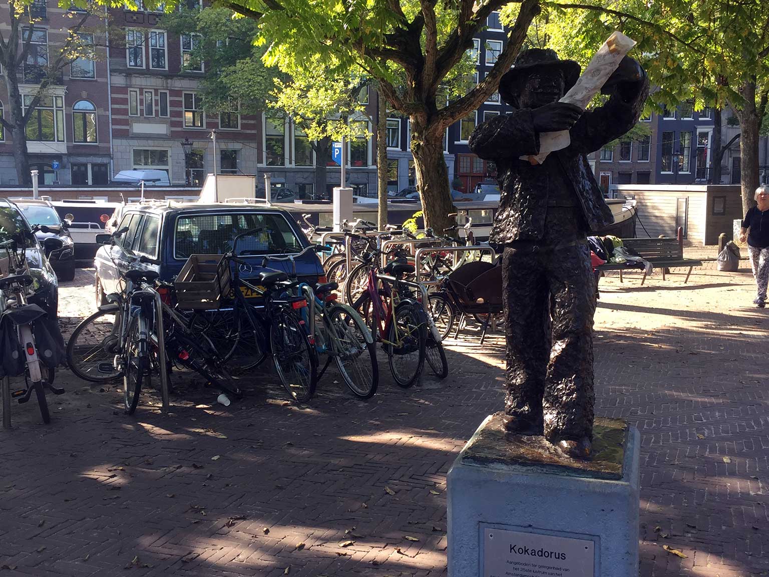 Beeldje van Kokadorus op het Amsterdamse Amstelveld