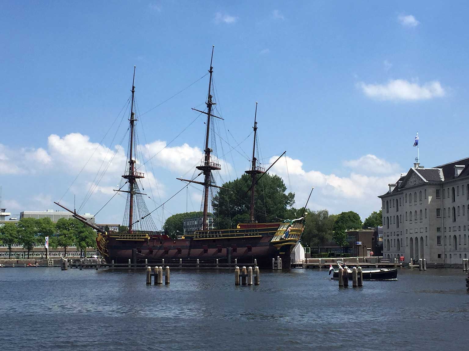 Replica van het VOC-schip Amsterdam, naast het Scheepvaartmuseum, Amsterdam