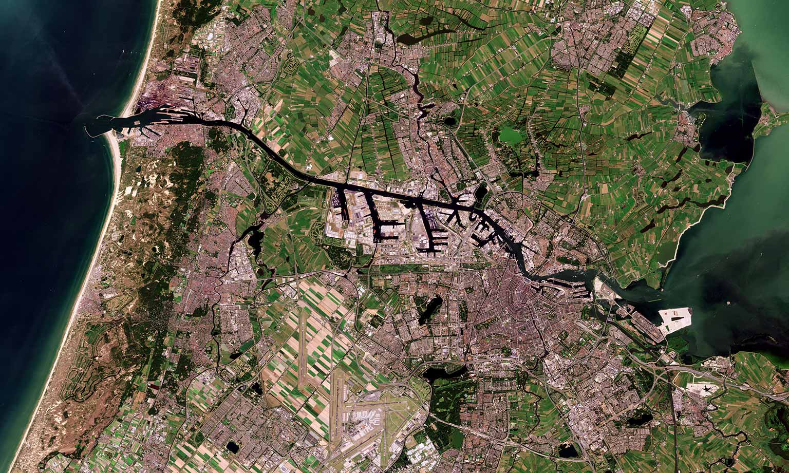 Satellite photo of the North Sea Canal in 2020 (Copernicus Sentinel, European Space Agency)