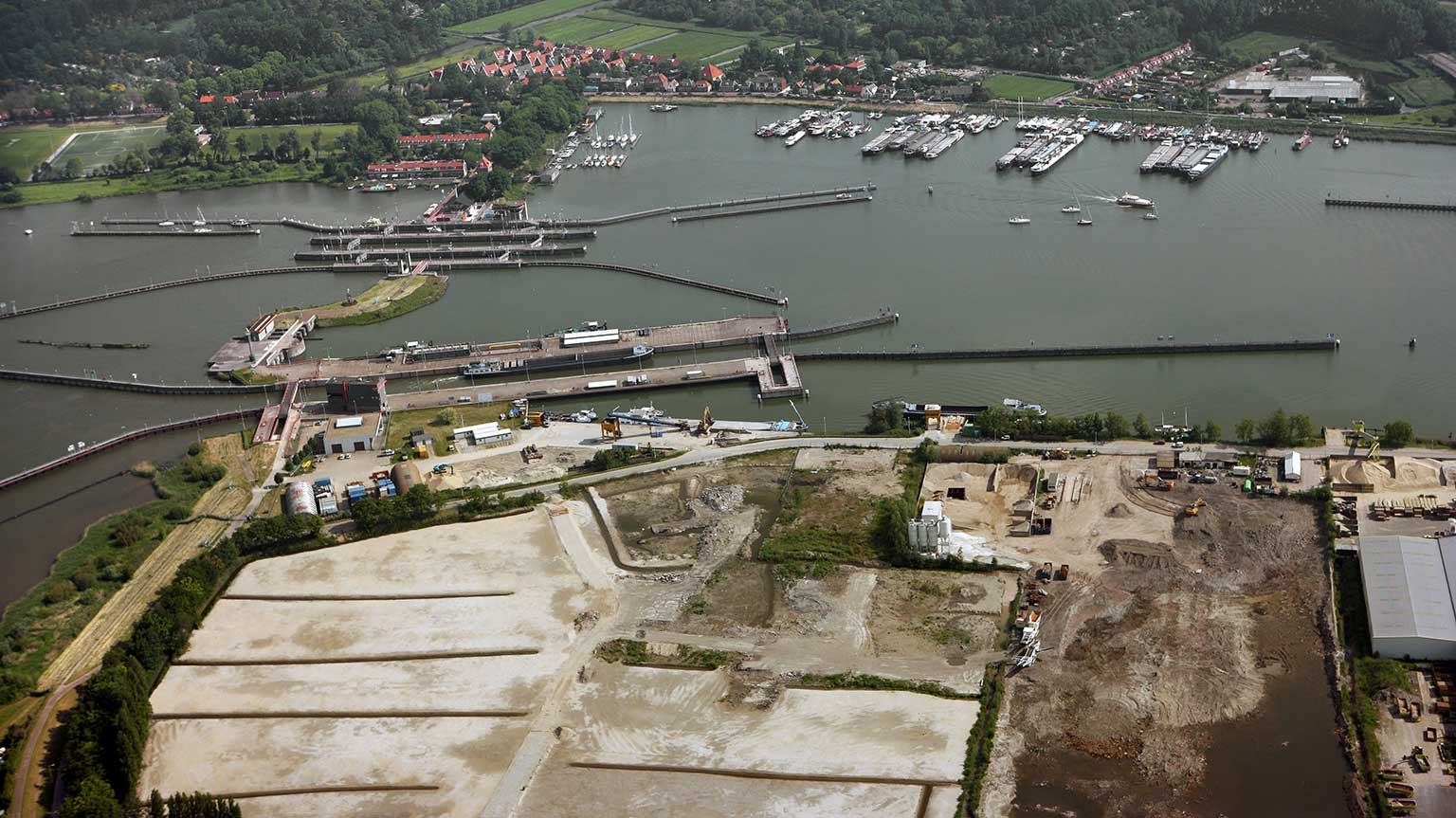 Luchtfoto van de Oranjesluizen en Prins Willem Alexandersluis, Amsterdam, in 2009