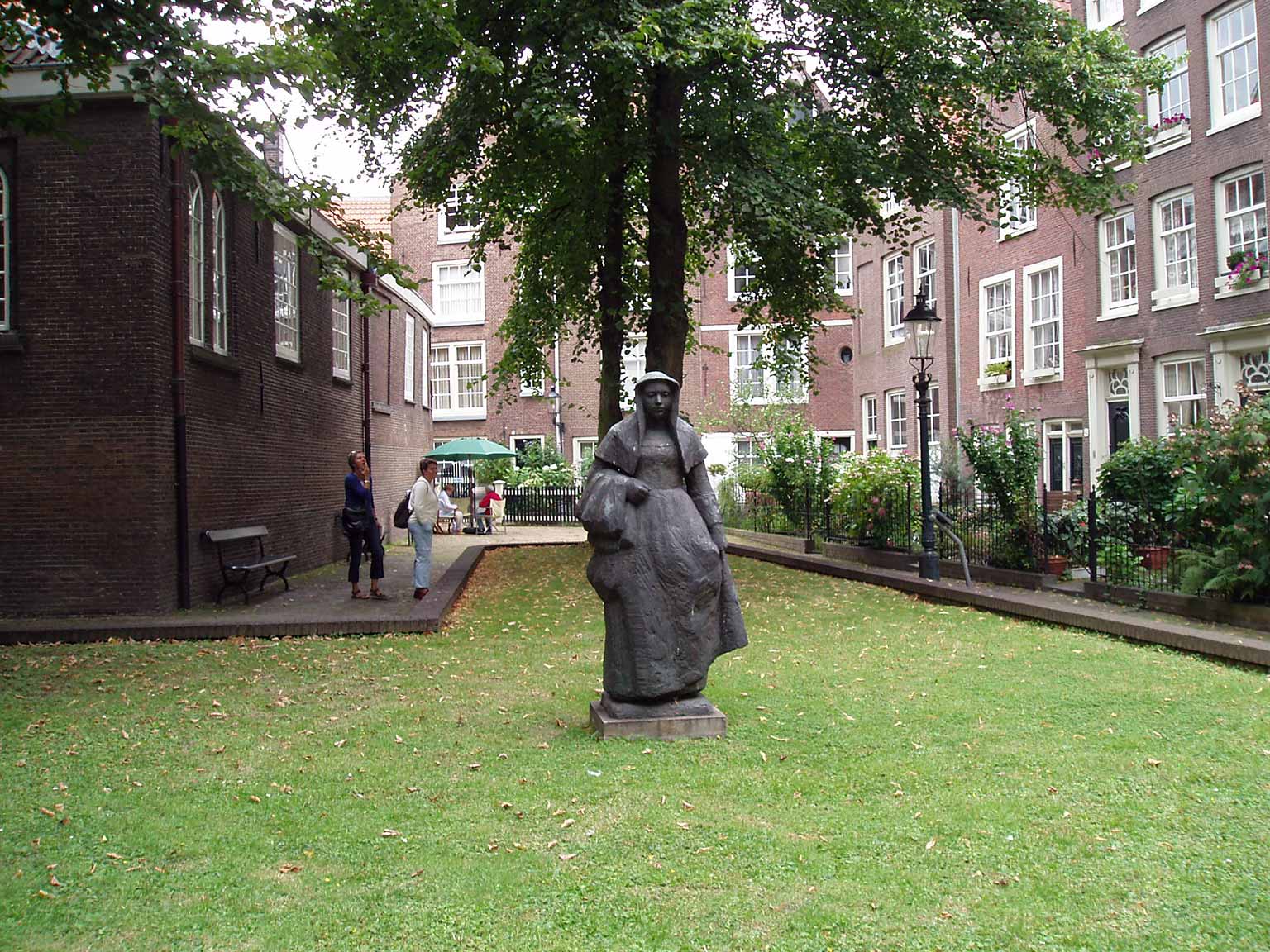 Begijnhof met beeld van begijn op bleekveld, Amsterdam