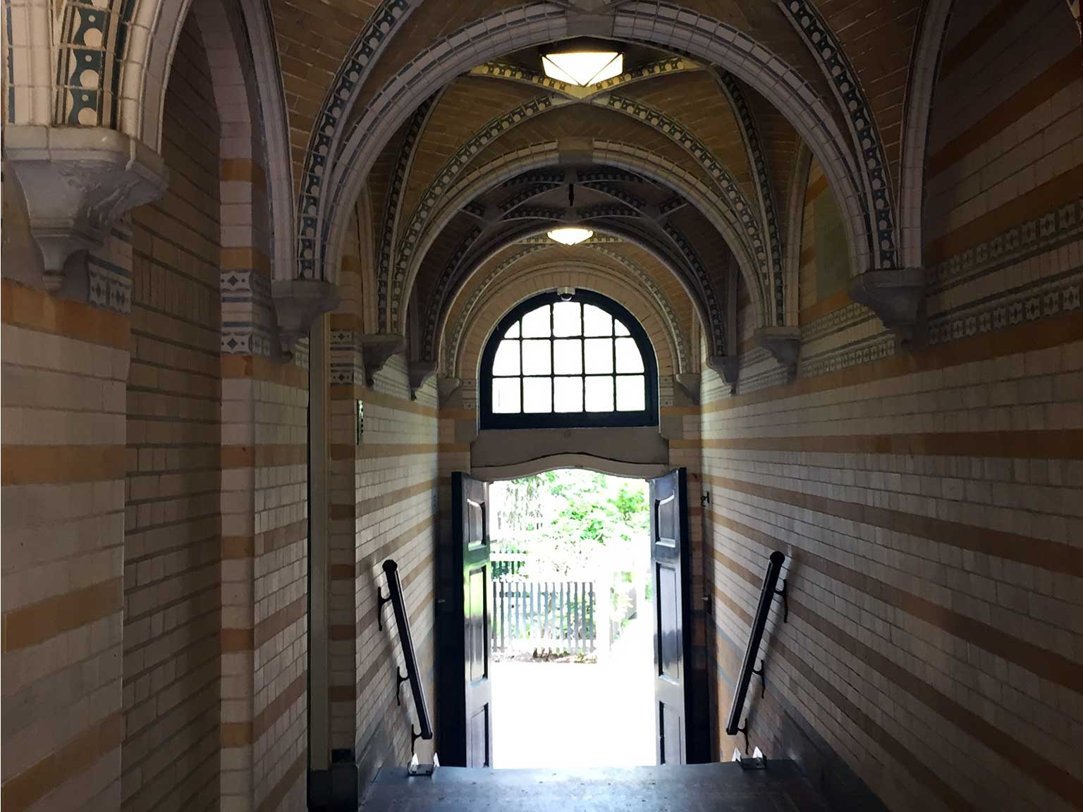 Begijnhof, Amsterdam, toegang aan het Spui met trap die het niveauverschil laat zien