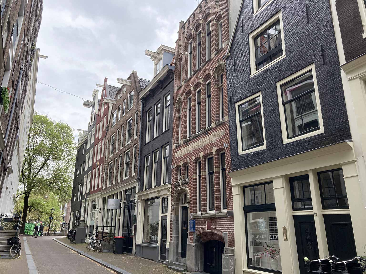 Beulingstraat, Amsterdam, seen from number 6 towards the Singel