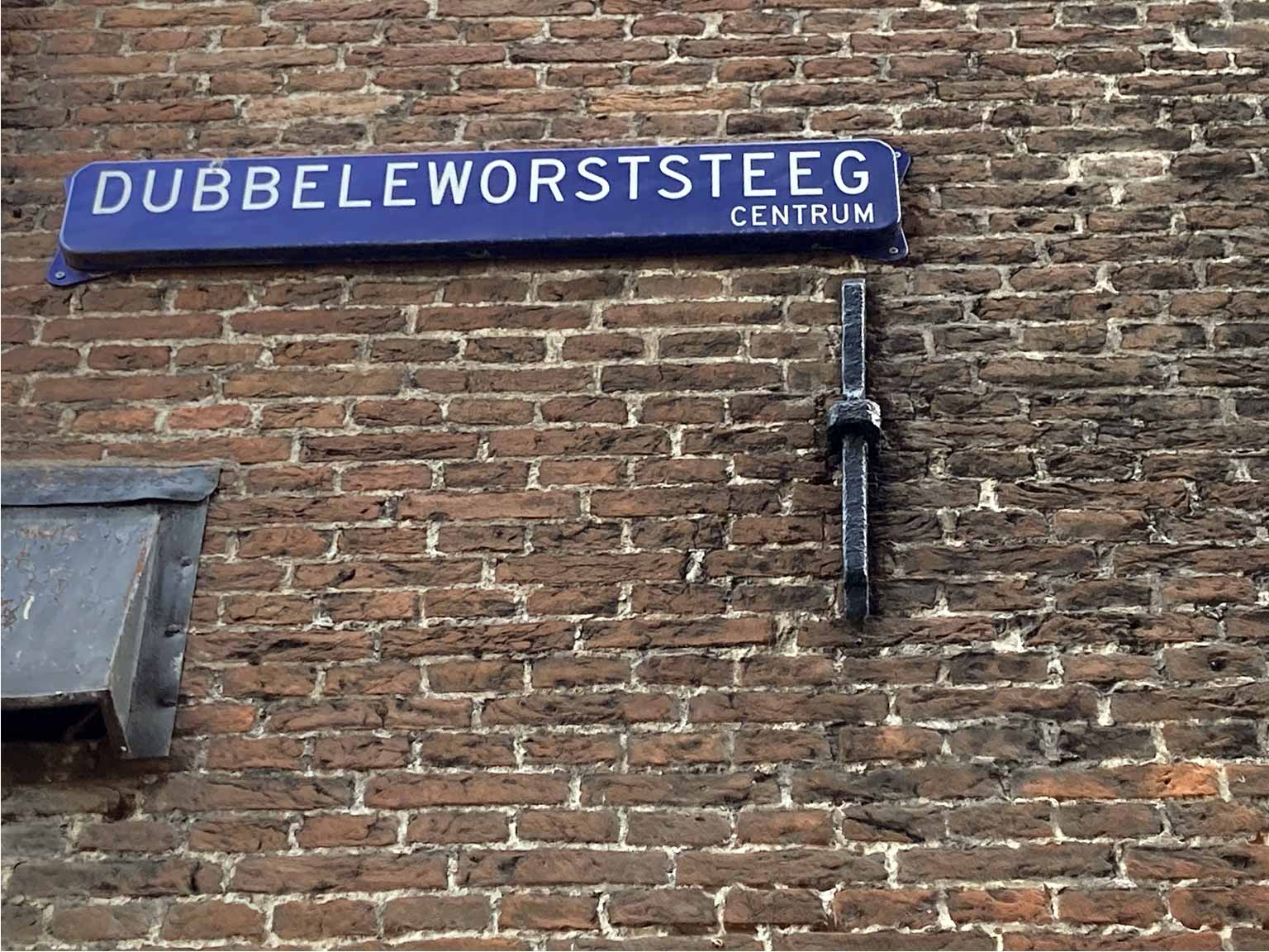 Dubbeleworststeeg, Amsterdam, straatnaambord