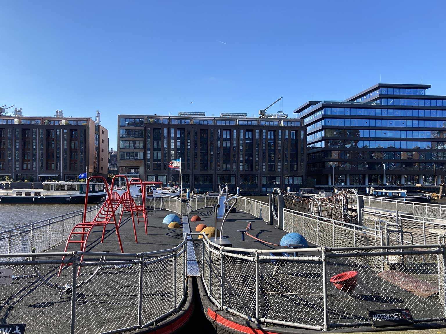 Grote kantoorpanden op Bickerseiland, Amsterdam, gezien vanaf het Westerdok