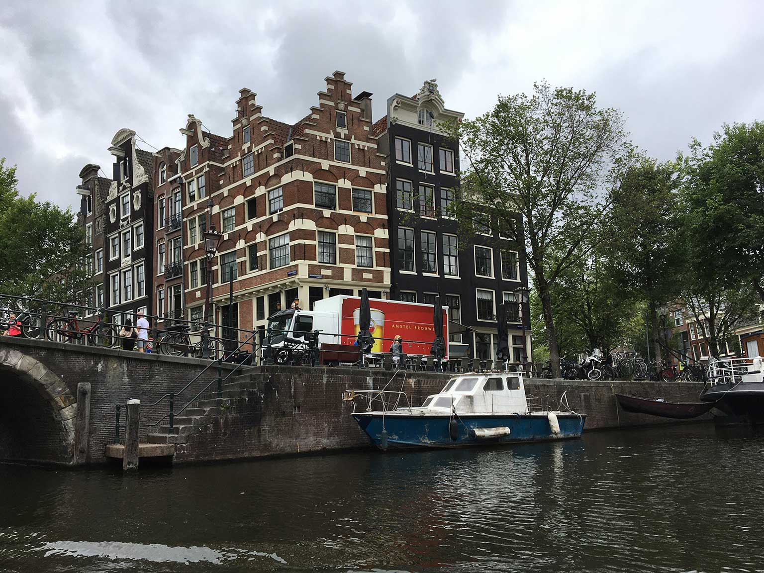 Lekkeresluis bridge and Café Papeneiland, Amsterdam, viewed from Brouwersgracht towards Prinsengracht