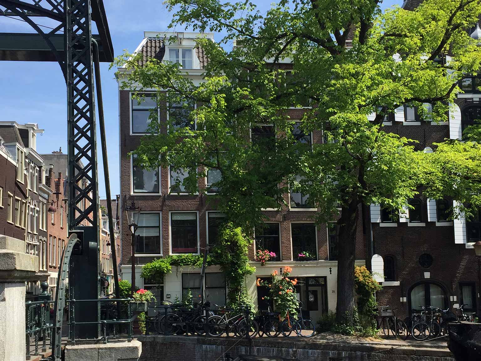 Oranjebrug on Brouwersgracht, Amsterdam, looking northeast towards Binnen Oranjestraat