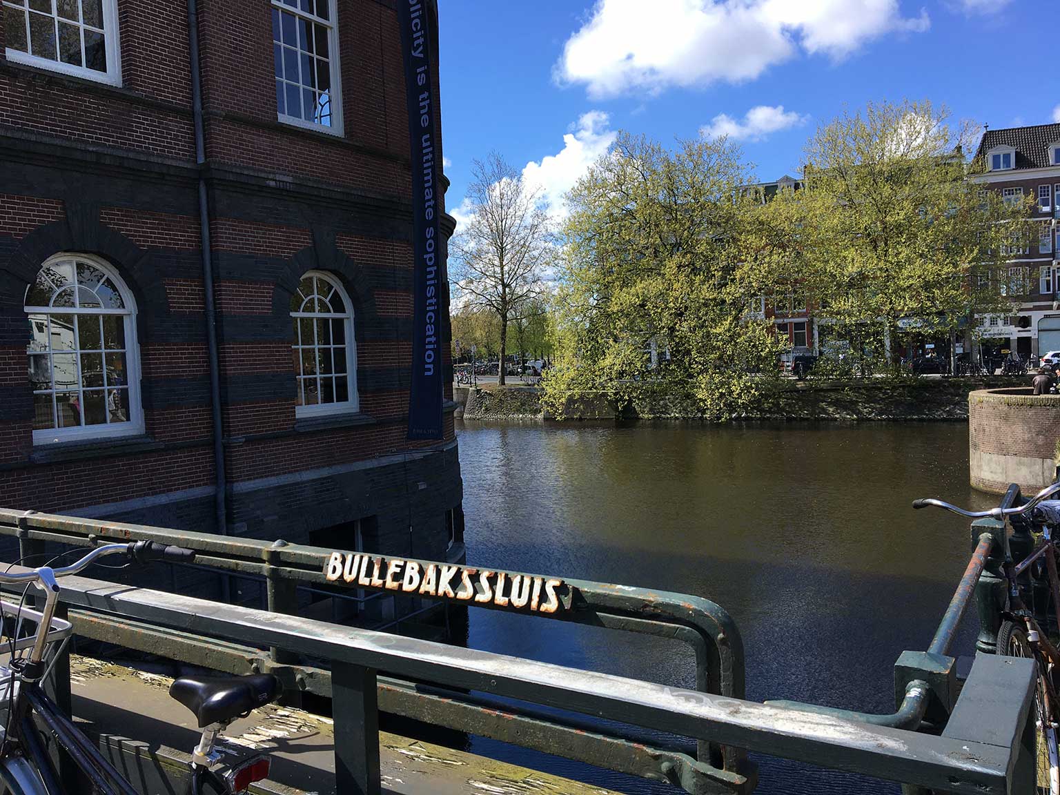 Bullebakssluis, Amsterdam, name on the bridge railing