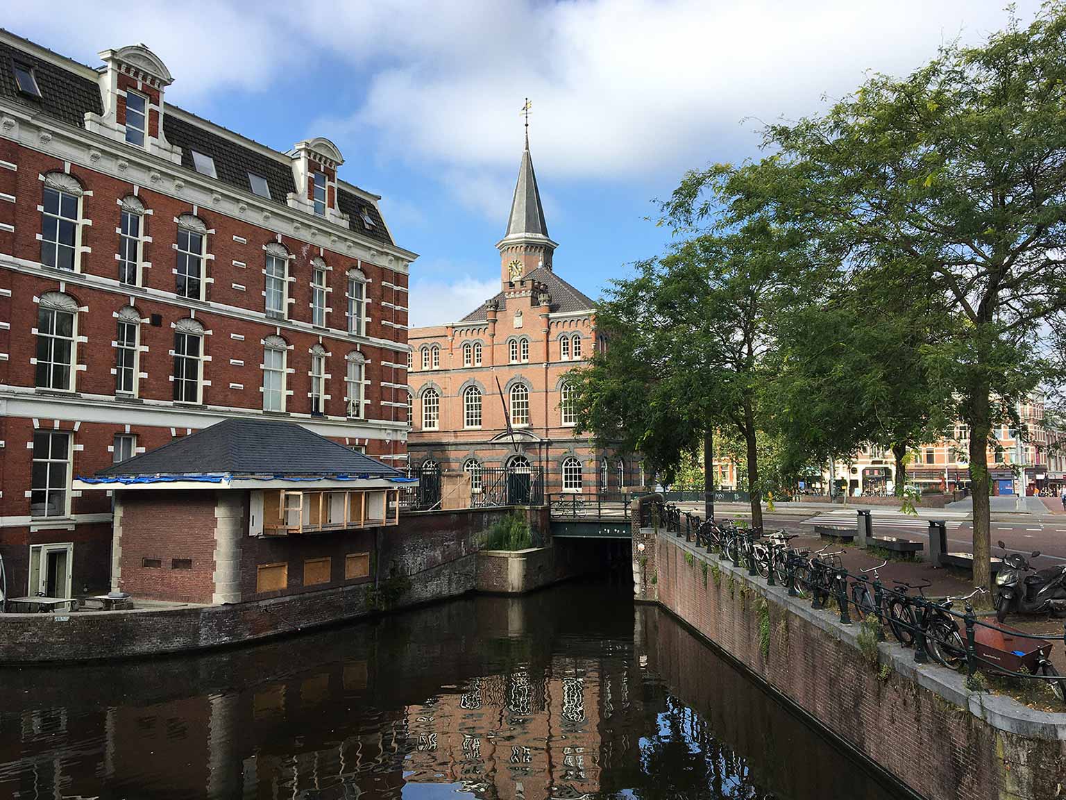 Bullebakssluis, Amsterdam, viewed from the Bloemgracht bridge towards the Bureau Raampoort building