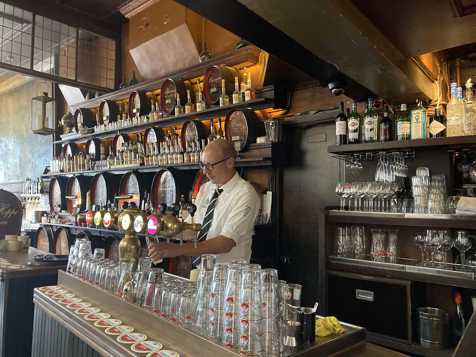 Barman Thomas (werkzaam bij Hoppe Amsterdam sinds januari 2008) tapt een biertje