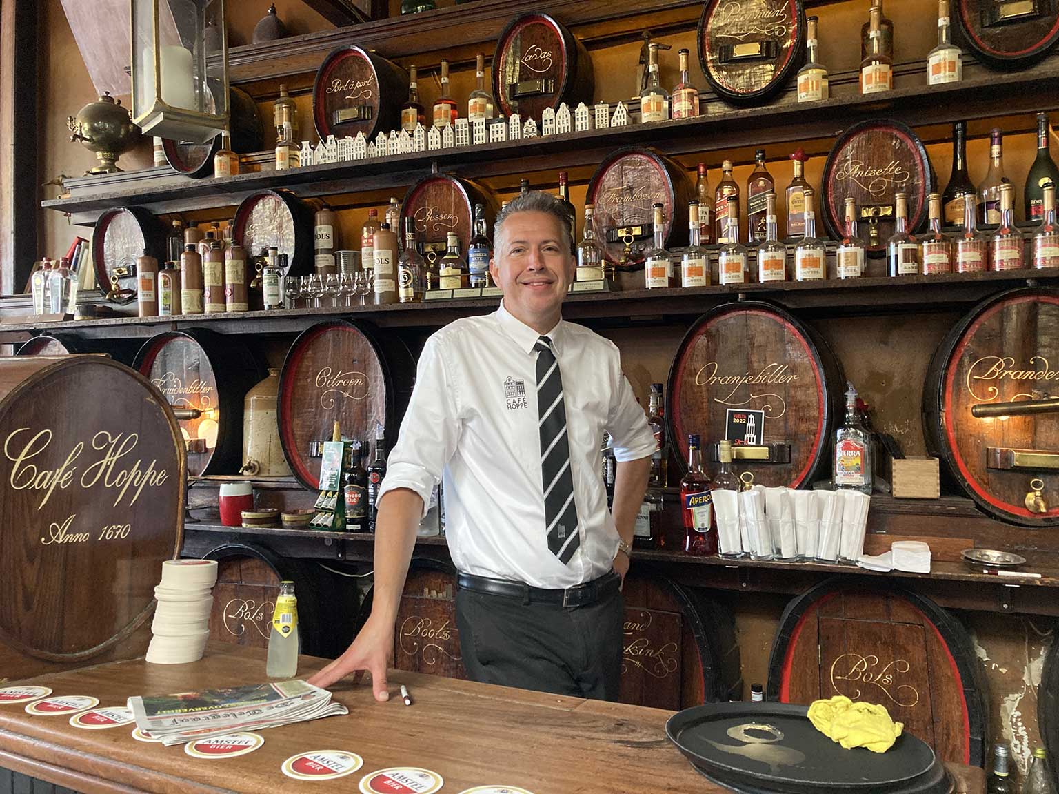 Barman Peter op zijn laatste dag bij Café Hoppe, Amsterdam