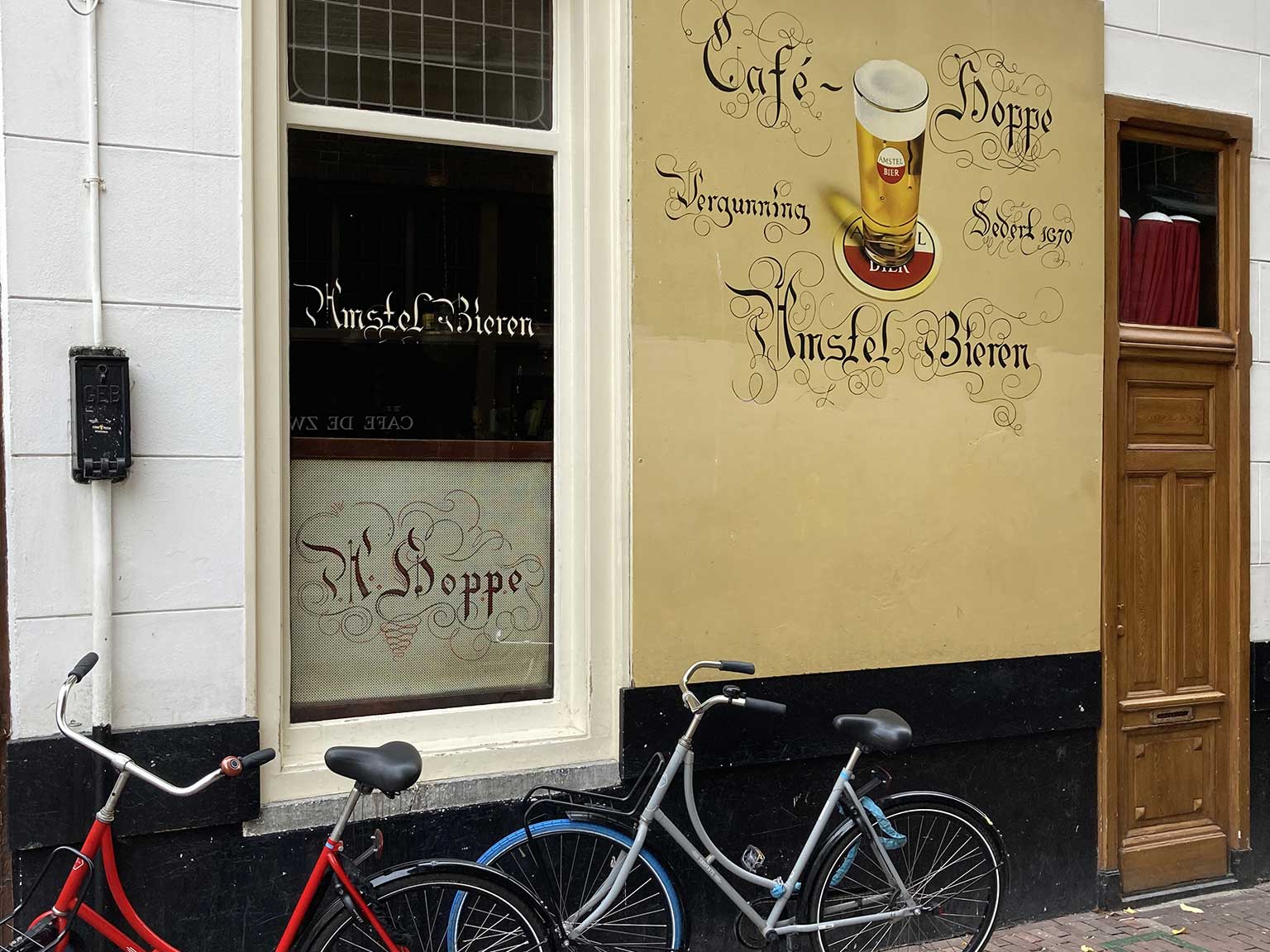Café Hoppe, Amsterdam, aan de kant van de Heisteeg