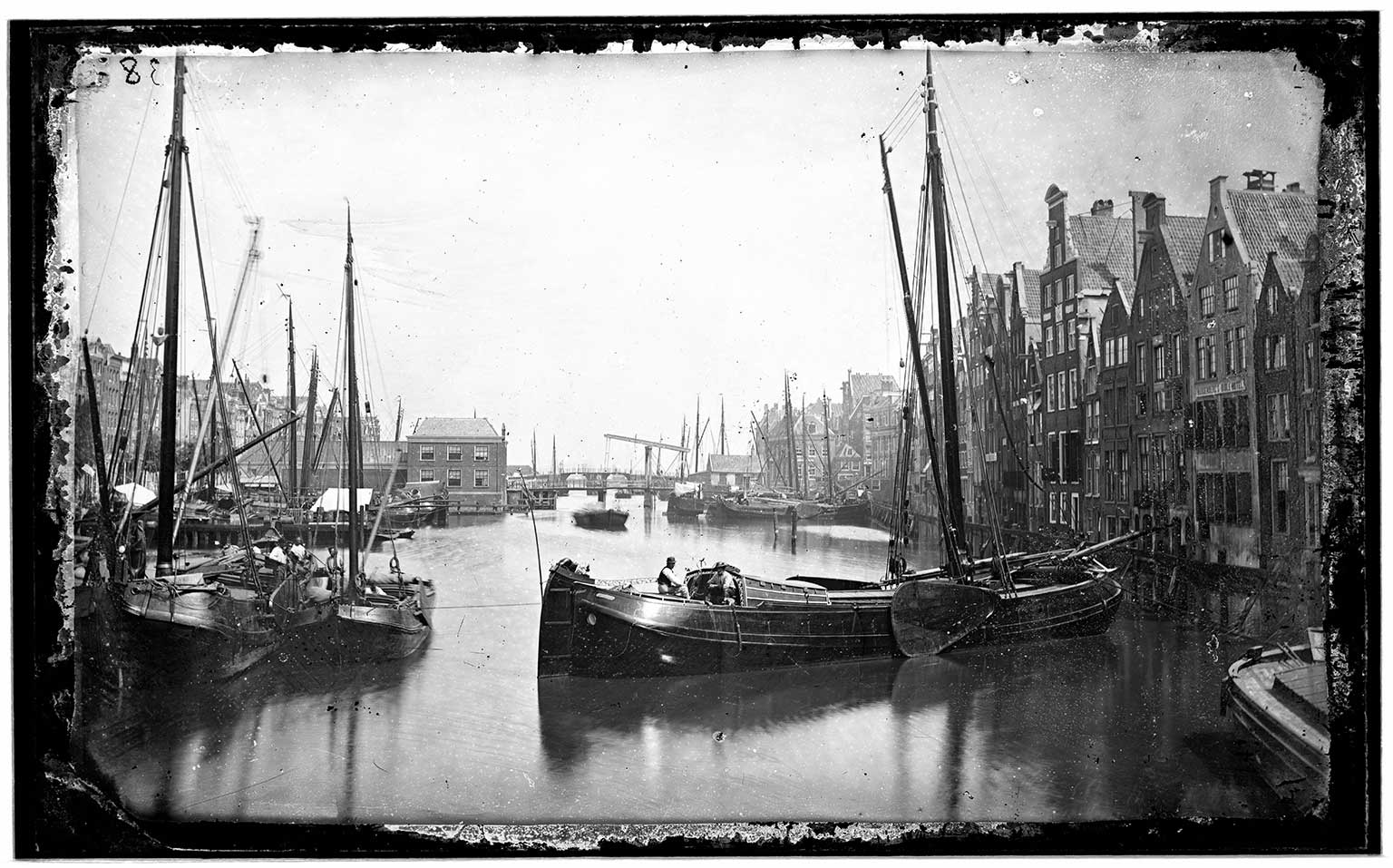 Damrak, Amsterdam, tussen 1867 en 1873, kijkend naar het nooden vanaf de Papenbrug