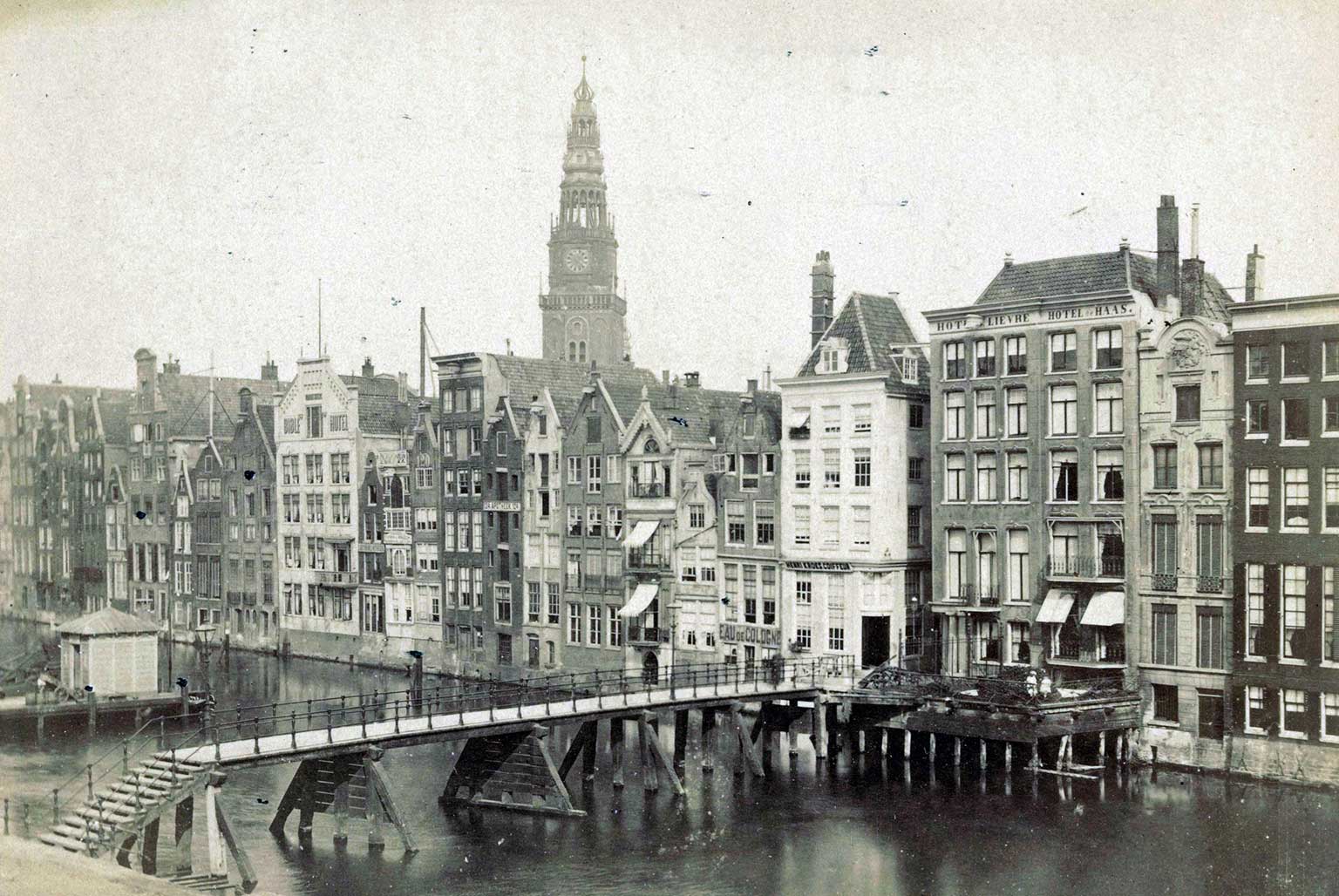 Gezicht op het Damrak met Papenbrug en Papenbrugsteeg, Amsterdam, tussen 1868 en 1875