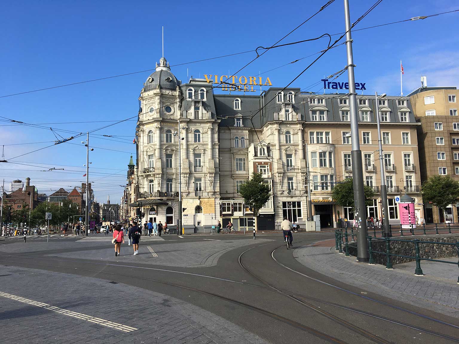 Damrak, Amsterdam, gezien vanaf het Stationsplein met het Victoria Hotel op de hoek