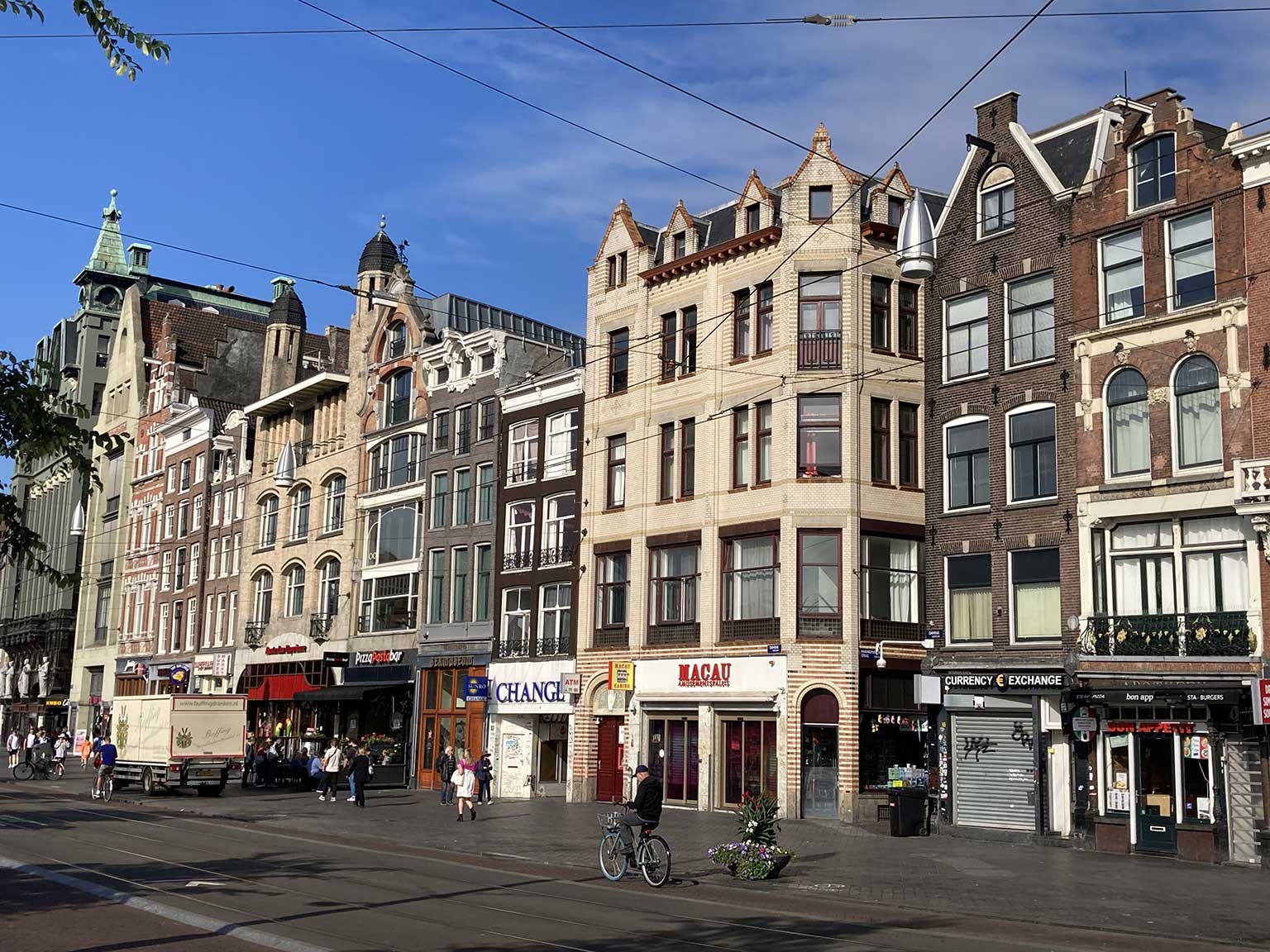 Damrak 30 tot 11, Amsterdam, met ingang van de Haringpakkerssteeg