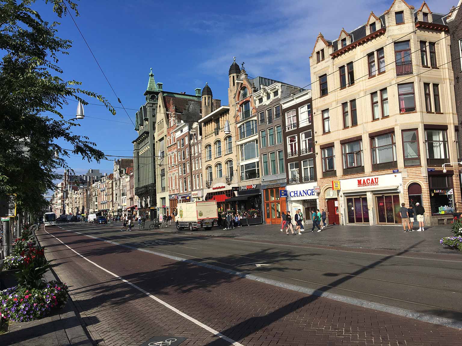 View south along Damrak, Amsterdam, from Haringpakkerssteeg towards Dam square