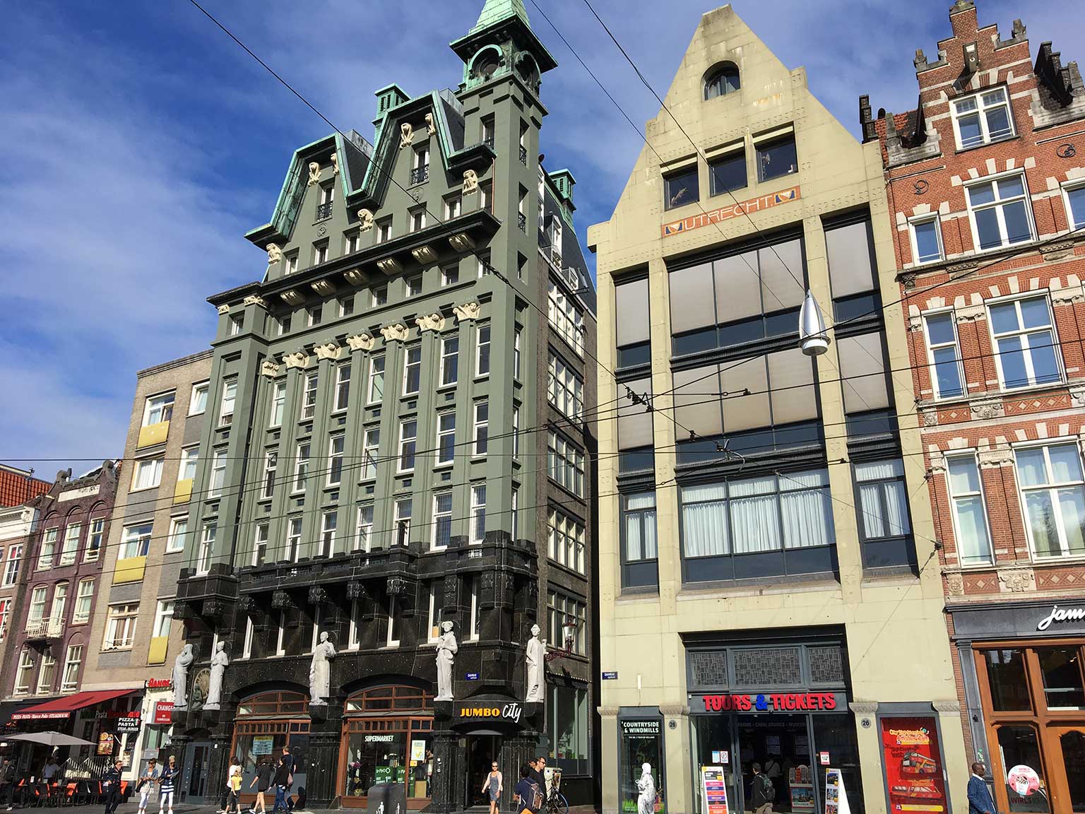 Karnemelksteeg, Amsterdam, tussen de twee Utrecht gebouwen op het Damrak