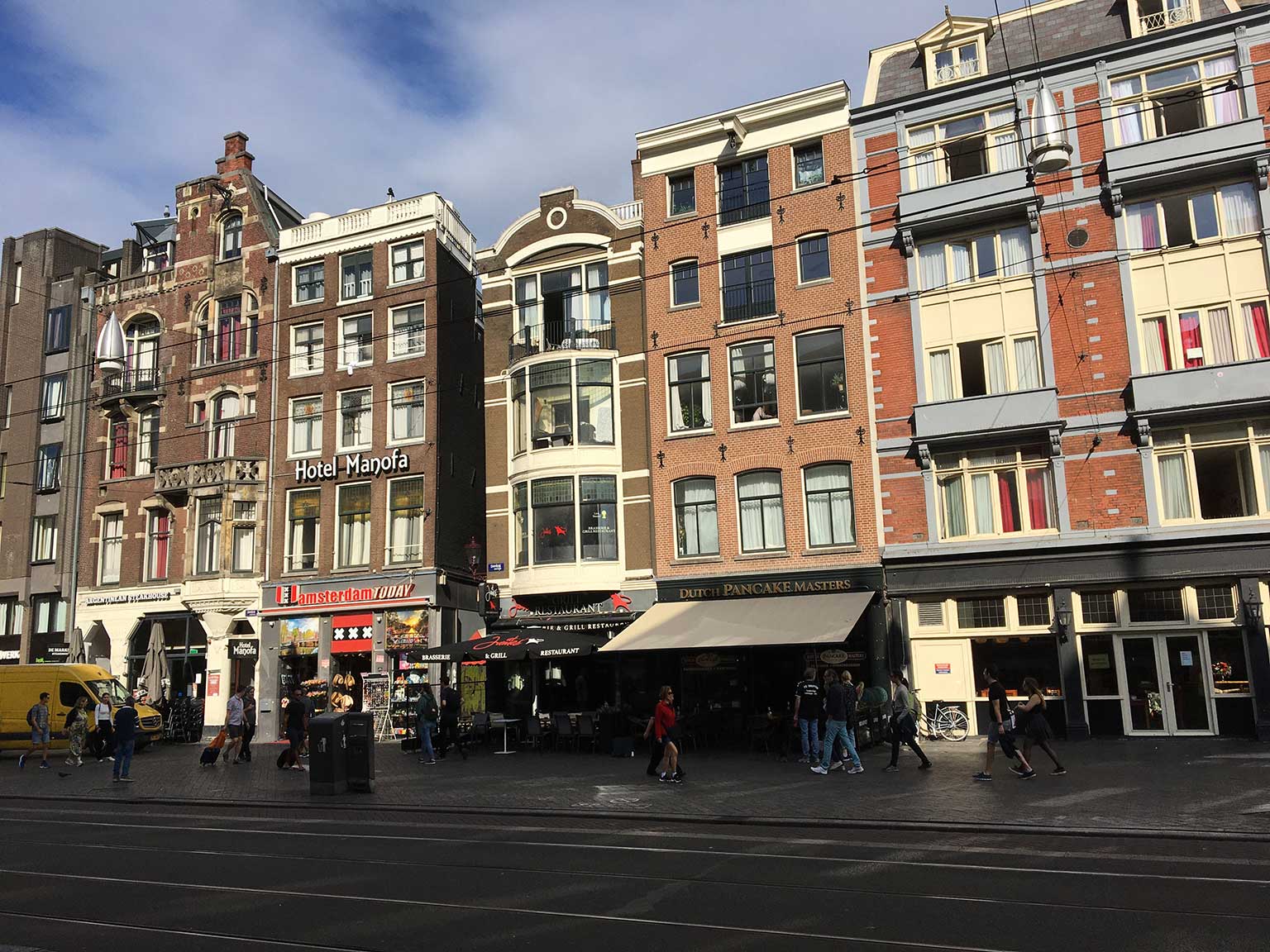 Damrak 47 to 42, Amsterdam. Between the numbers 45 and 46 the Mandenmakerssteeg