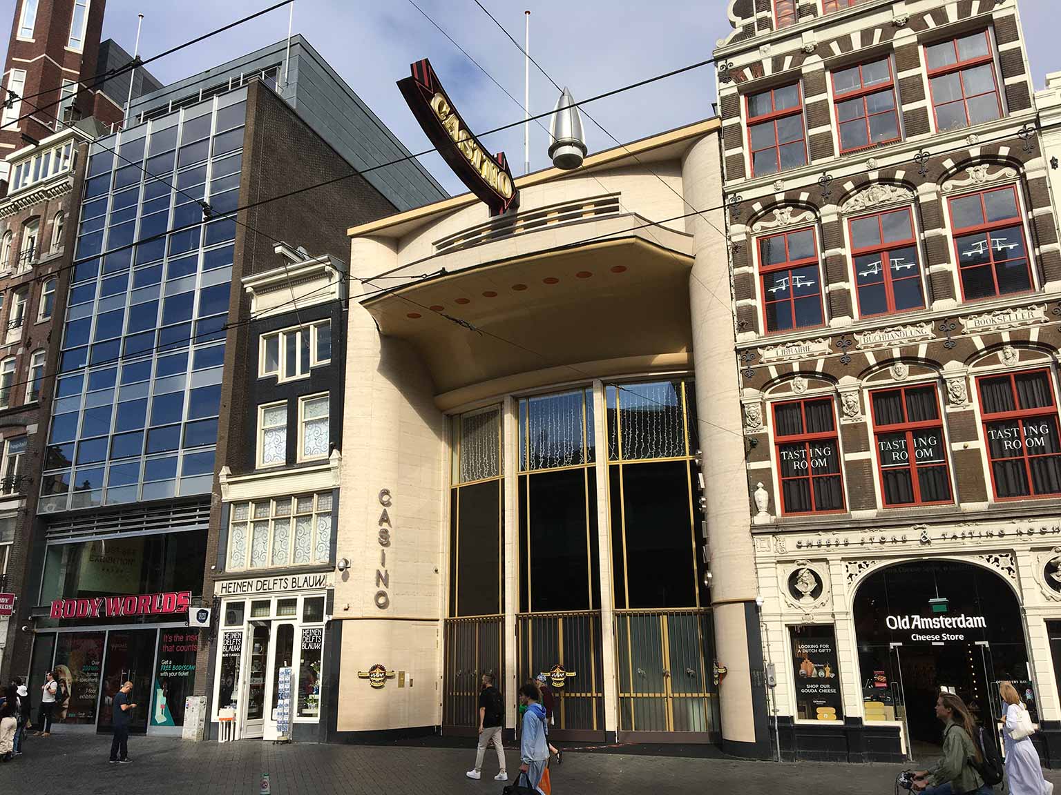 Damrak 63-64, Amsterdam, vroeger Cineac II. Rechts Damrak 62, vroeger boekhandel Allert de Lange