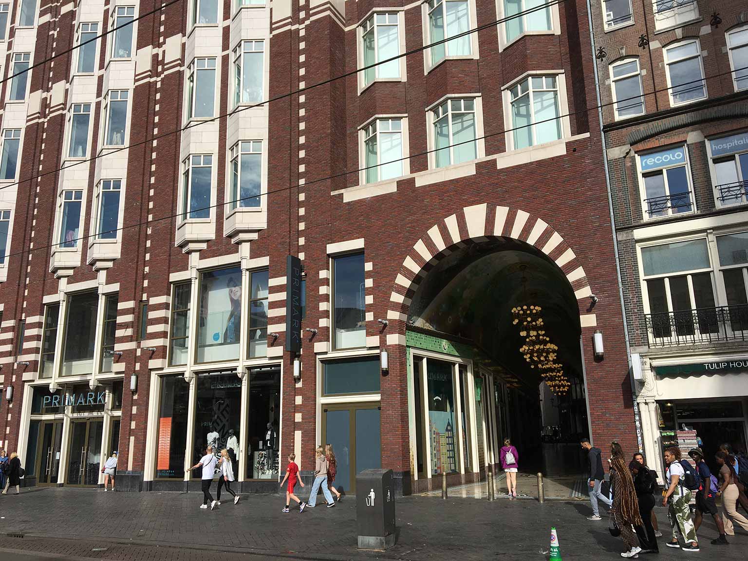 Ingang van de nieuwe Beurspassage uit 2016 op Damrak 68, Amsterdam