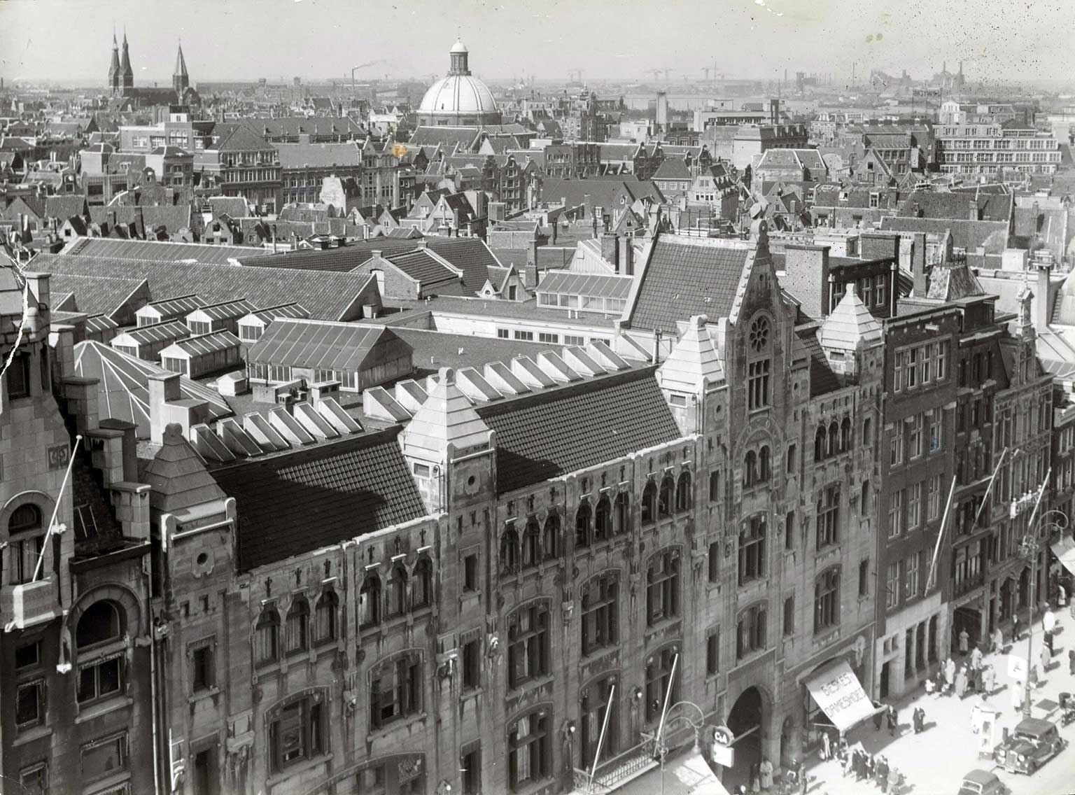 Het oude gebouw van C&A op het Damrak, Amsterdam, in 1947, afgebrand in 1963