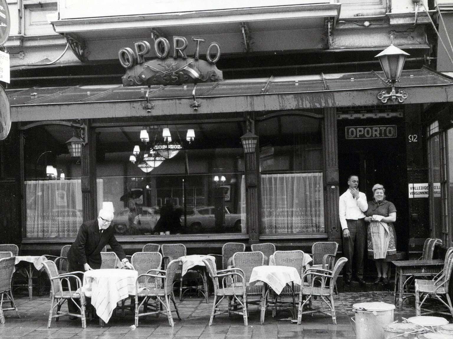 Het terras van Bodega Oporto op Damrak 92, Amsterdam, in 1963, vlak voor ze sloten