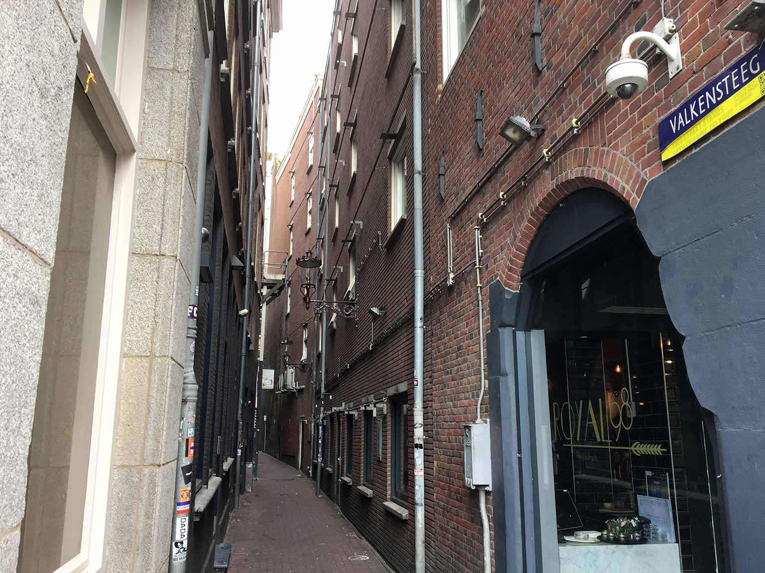 Kijkje door de Valkensteeg, Amsterdam, van Damrak naar Nieuwendijk