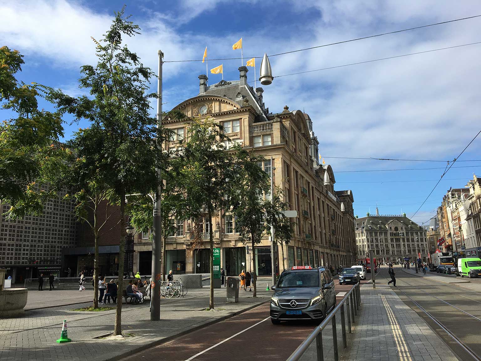 Beursplein, Amsterdam, kijkend naar het zuiden met De Bijenkorf, helemaal links de Bijenkorf parkeergarage