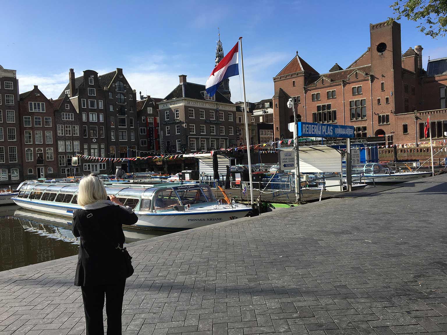 Damrak, Amsterdam, kijkend naar de Oudebrugsteeg