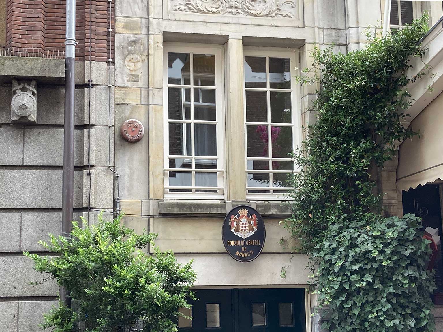 Shield of the Honorary Consulate of Monaco, left of the entrance of De L'Europe, Amsterdam