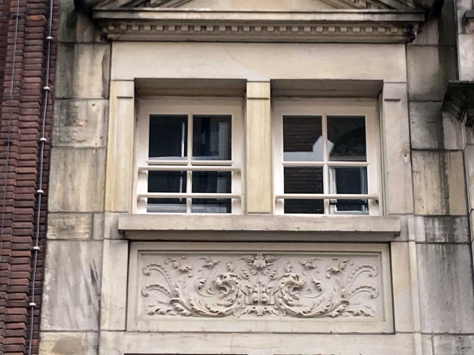 Versierd paneel boven het raam links van de ingang van De L'Europe, Amsterdam
