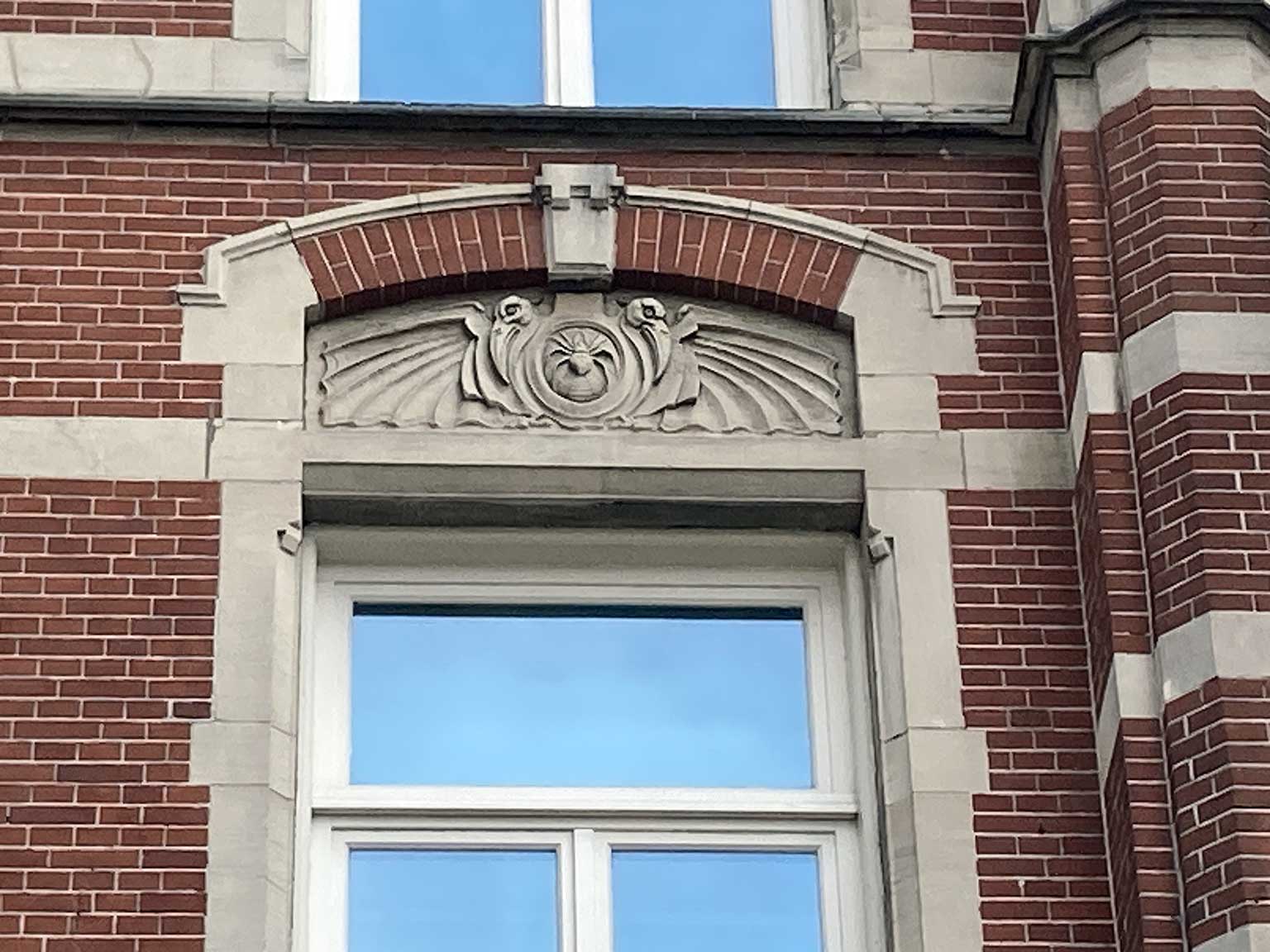 Spider and stylized birds on the façade of De L'Europe, Nieuwe Doelenstraat 2-14, Amsterdam