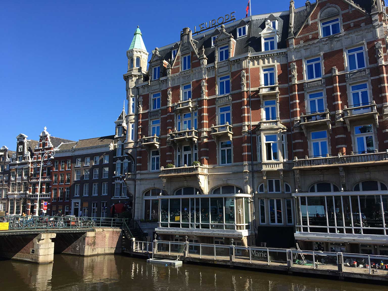 Flore en Brasserie Marie met terras aan de Binnen-Amstel, gezien vanaf het Muntplein, Amsterdam
