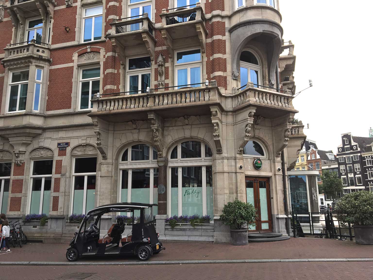 De L'Europe Amsterdam met Freddy's, hoek Nieuwe Doelenstraat, Amsterdam